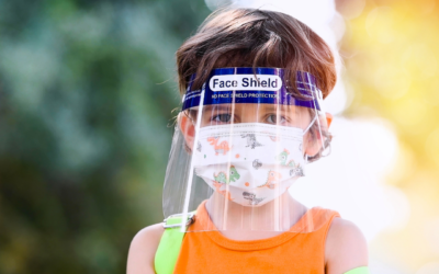 7-Jähriger Schüler trägt als Einziger Face Shield!